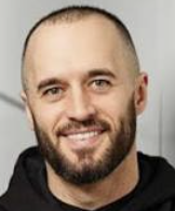 Евгений Зайферт, автор идеи игры «Криптобеглец», улыбается на портретной фотографии